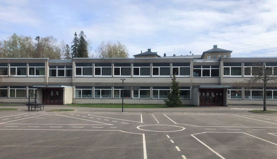 Exteriör och skolgård på Erikslundsskolan