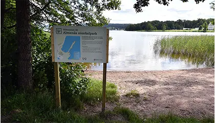 Snorkelpark på Almenäs med bild på skylt där info om parken står