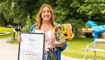 Boråsambassadören 2024 Shirley Clamp i Stadsparken i Borås med ett diplom och blommor i händerna. 