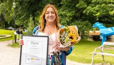 Boråsambassadören 2024 Shirley Clamp i Stadsparken i Borås med ett diplom och blommor i händerna. 