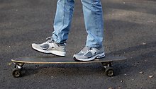 En person som står på en skateboard 