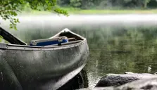 En kanot i vatten