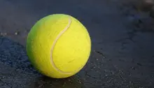 Närbild på gul tennisboll
