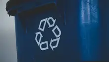 Sopkärl med återvinningssymbol
