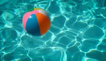 Färgglad badboll ligger i pool