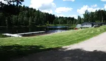 Kypesjöns badplats med stor gräsmatta, sjö och brygga