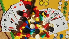 Kortspel och tärningar som ligger på ett bord 