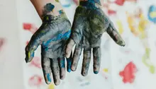 Händer är nedkladdade med färg