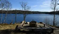 Grillplats med bänkar och vacker utsikt över sjö