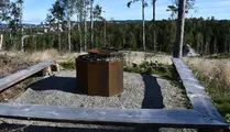 Grillplats med bänkar runt och utsikt över Borås
