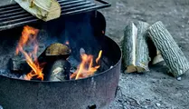 Ved som brinner i iordningsställd grillplats