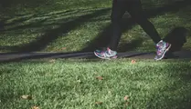 Närbild på persons ben som är ute på promenad