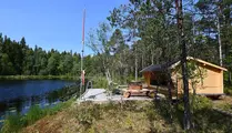 Grillplats och vindskydd vid Svalesjön utmed Tremilaleden och Björkehovs 