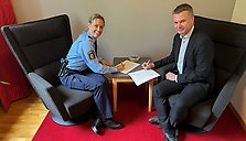 Pernilla Wetterskog och Ulf Olsson undertecknar samverkansöverenskommelsen.