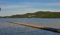 Brygga som går ut i sjön på Bua badplats